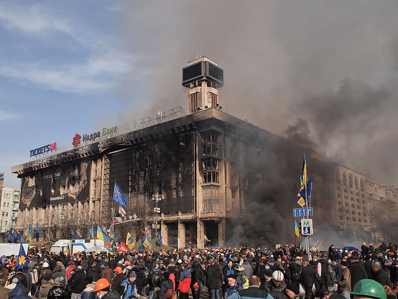 우크라이나 수도 키에프에 위치한 무역연합빌딩의 타고 남은 잔해 by Amakuha (CC BY-SA)