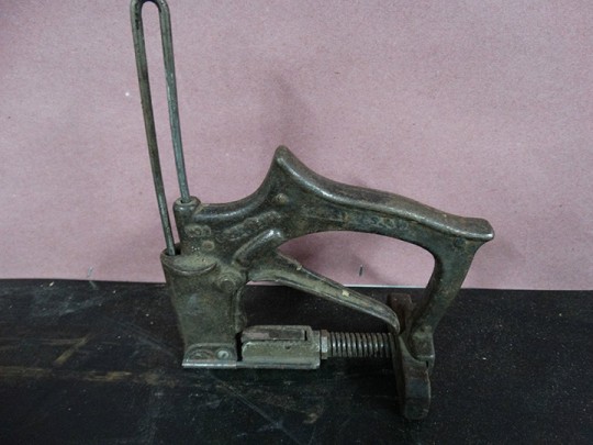 ebay에서 경매된 1900년대 초기 형태의 스테이플러. 무려 아직도 작동된다고 한다. 출처: ebay