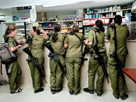 이스라엘 여군의 PX습격사건이다!! 총만 빼면, 여고생들이 매점을 습격하는 모습처럼 보일만도 하다.