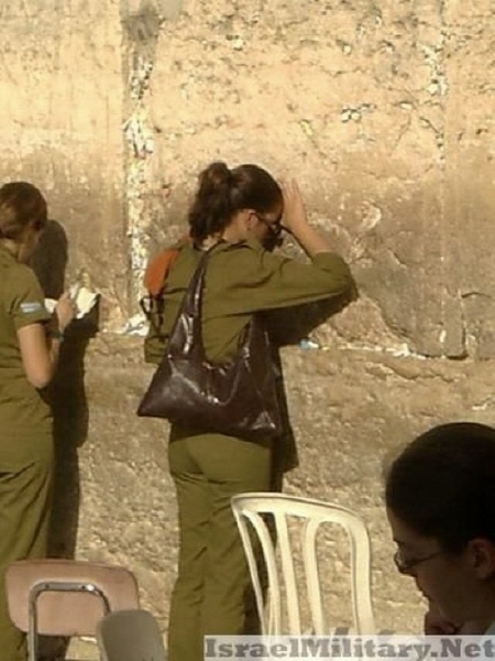 통곡의 벽에 기대서 있는 이스라엘 여군...뭔가 좀 짠하면서도 미묘하게 언밸런스하다. 백 때문인가?