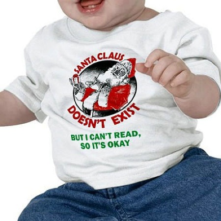 아기의 옷에 "산타는 존재하지 않아. 하지만 난 이걸 읽을 수 없으니까 괜찮아" 라고 적혀 있다.