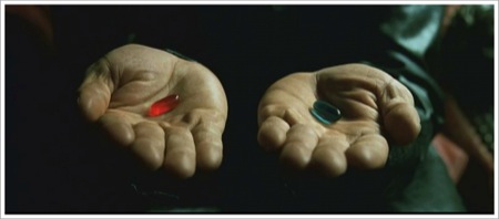 영화 매트릭스에서 모피어스가 네오에게 빨간 약과 파란 약을 주고 있다