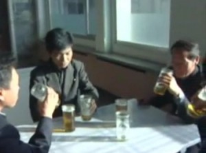 평양 시민들이 안주와 병 없이 잔만 가지고 맥주를 마시고 있다.