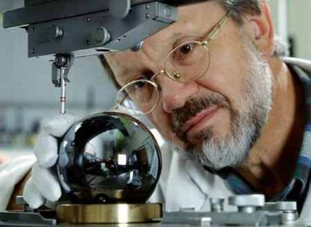 Achim Leistner가 제작한 silicon sphere prototype. (석영이라고도 일컫는) 이산화규소 피막이 정교히 연마 제거되어, 이 구체가 지구 사이즈로 확대할 경우 최고저차가 4m 에 불과할 정도의 정밀도로 ‘지구상에서 가장 둥근 고체’ 라는 별명을 얻었다.