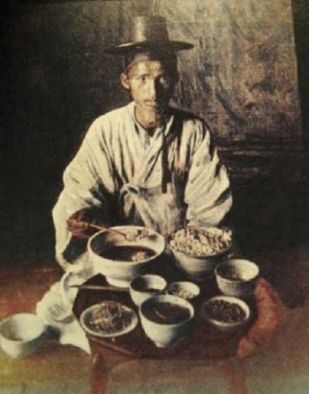 조선시대 선비의 밥상이라고 알려진 사진. 쌀밥의 양이 크고 아름답다.