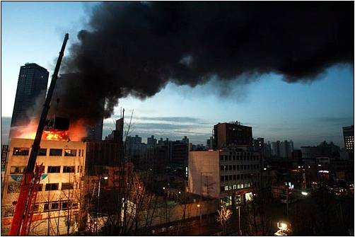 ※ 남일당 참사-2009년 1월20일 경찰과 용역의 무리한 진압과 세입자들과 전철연회원들의 공방으로 화재가 발생, 철거민 5명과 경찰특공대1명이 사망했다.