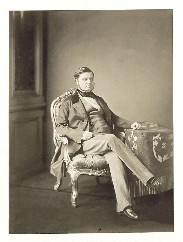 이 분이 알렉상드르 보나파르트 발레프스키 공작입니다. 원래 폴란드 백작이었는데 나폴레옹 3세 치하에서 공작의 작위를 받았거든요. 이건 1856년 찍은 사진입니다.
