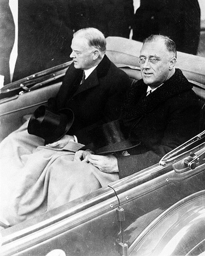 (1933년 루스벨트의 취임식입니다. 자동차 오른편에 앉아있는 사람이 그 유명한 후버 FBI 국장이 아니라 전임 대통령 허버트 후버입니다.)