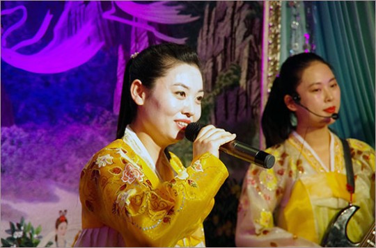 ▲ 상하이의 평양 옥류관 식당에서 우리는 음식을 먹으면서 북한식 가무 공연을 즐길 수 있었다.