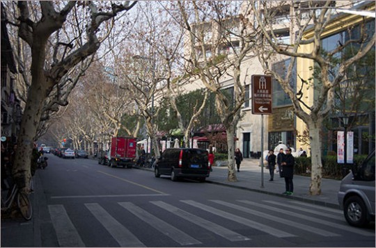 ▲ 상하이를 떠날 때까지 사용한 임정 청사가 있는 노만구 마당로 거리. 오른쪽에 표지판이 서 있다.