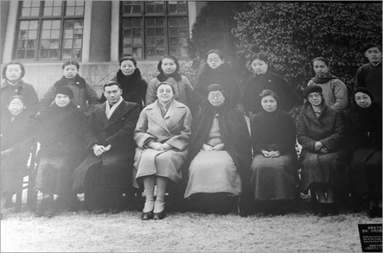 ▲ ‘난징의 살아 있는 여신’으로 불린 진링여자대학의 학장 미니 보트린. 앞줄 왼쪽에서 네 번째.