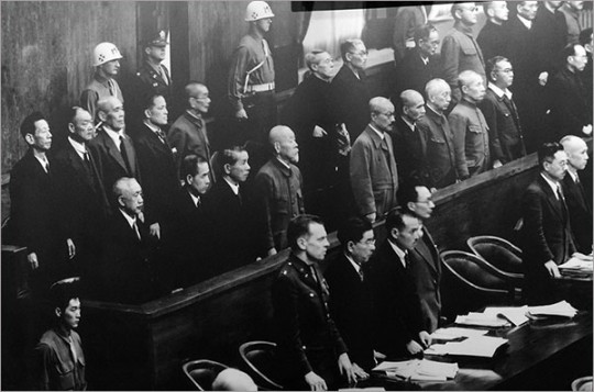 ▲ 전범재판의 피고석에 서 있는 1급 전범들. 난징대학살의 주요 책임자들은 사형을 선고받고 각각 처형되었다.