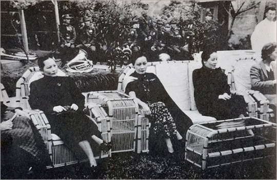 ▲ 송씨 자매들. 왼쪽부터 메이링, 아이링, 칭링. 이들은 각각 장제스, 공샹시, 쑨원과 결혼했다.