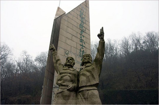 ▲ 항일항공열사공묘의 기념비. 공묘는 중국이 상하이전쟁에서 전사한 공군을 안장하기 위해 조성한 묘원이다.
