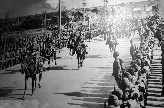 ▲ 일본군의 난징 입성. 1937년 12월 13일 함락되면서 6주간에 걸친 대살육의 비극이 시작되었다.