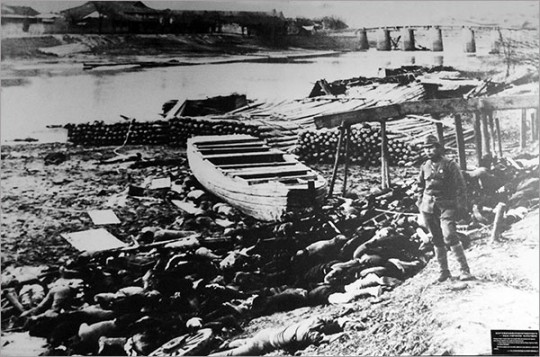 ▲ 난징 외곽 양쯔강에서 자행된 일본군의 대규모 학살. 일본군은 기관총으로 사람들을 양쯔강에 쓸어넣었다.