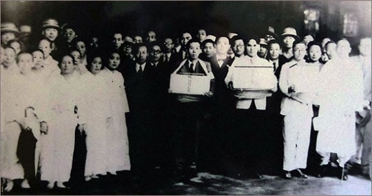 ▲ 3의사의 유골 봉환(1946.년 6월). 맨 오른쪽에 선 이가 백범 김구다. 경교장 전시 사진