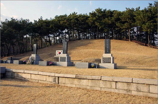 ▲ 3의사 묘역. 맨 왼쪽은 안중근 의사의 허묘. 동쪽으로 이봉창, 윤봉길, 백정기 의사의 묘가 나란하다.
