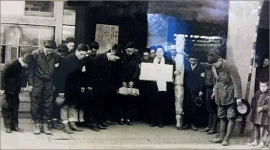▲ 조국으로 봉환되는 윤봉길 의사의 유해. 일본 가나자와역(1946. 3. 8.) 경교장 전시사진