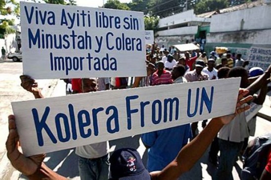 아이티에서 콜레라 발생 후 일어난 시위