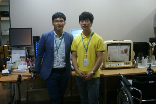 서울장애인종합복지관 보조공학서비스센터 강용원 팀장(왼쪽)과 배종훈(오른쪽) 씨