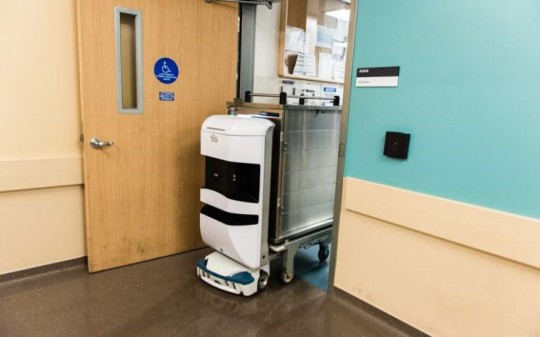 A hospital robot, called a Tug, enters the kitchen of the UCSF Benioff Children’s Hospital in San Francisco, California on January 28, 2016. (Heidi de Marco/KHN) 