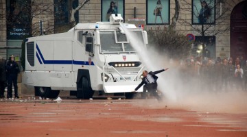 프랑스 경찰, 한 남성에게 물대포를 조준 사격하다