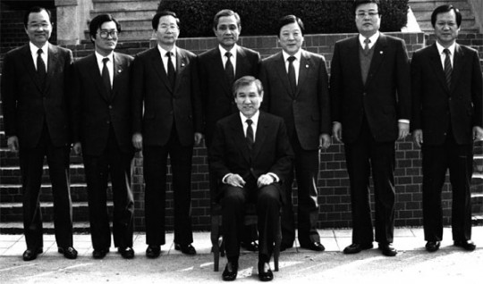 1988년 노태우 당선인의 대통령취임준비위원회. 오른쪽에서 두 번째에 김종인 위원의 모습이 보인다. 출처: 월간조선