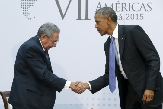 2015년 4월, 미주기구 정상회의에서 라울 카스트로와 버락 오바마. 1956년 이후 무려 59년 만에 쿠바와 미국의 정상이 만났다. 출처: YTN