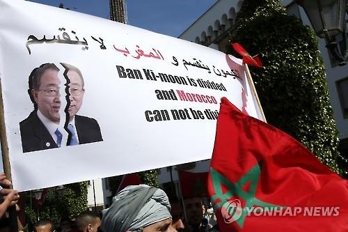 모로코에서 벌어진 반총장에 대한 항의 시위 모습. 출처: 연합뉴스
