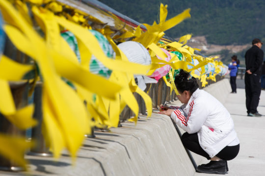 세월호 침몰 사고 발생 20일째인 5일 전남 진도군 팽목항에서 한 실종자 가족이 편지를 쓰고 있다. 2014.5.5/뉴스1