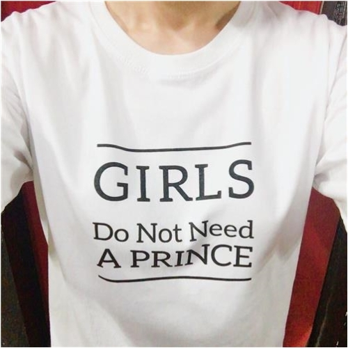 게임 ‘클로저스’에 참여한 성우 김자연 씨가 올린 ‘메갈리아’ 후원 티셔츠 인증 사진.