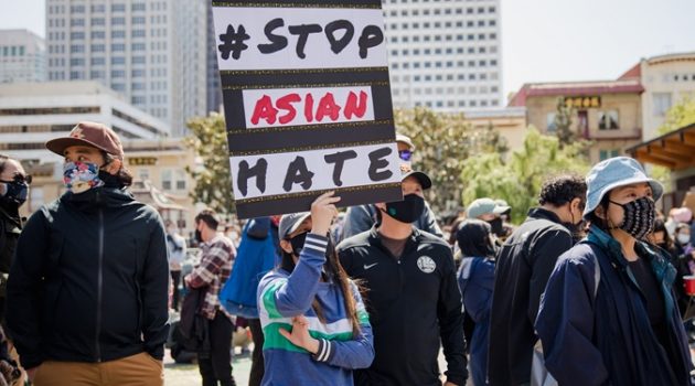 인종 차별은 아시아계 미국인의 정치 참여를 촉진할까?